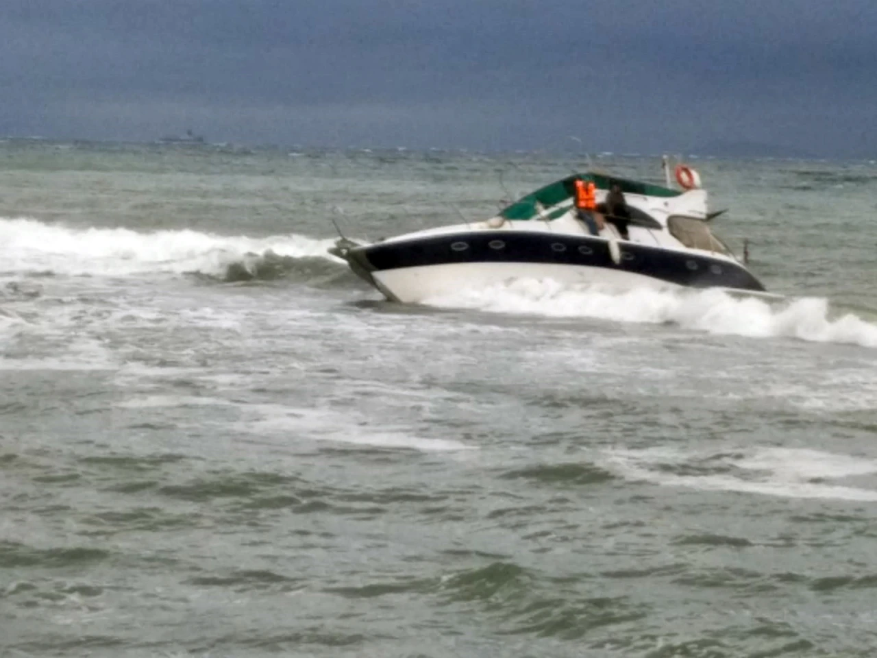 Tekirdağ Şarköy'de fırtınada yan yatan teknedeki 2 kişi kurtarıldı