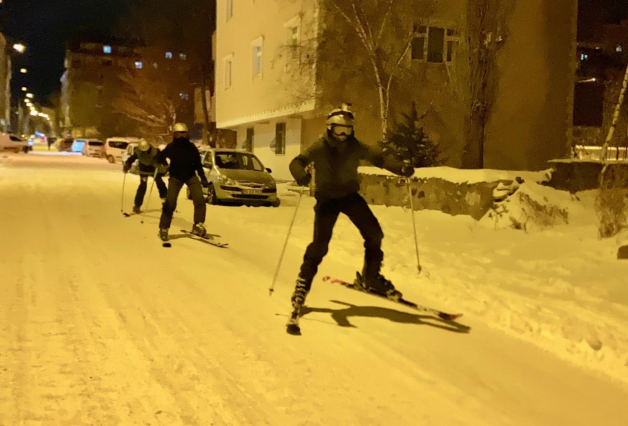 Ardahan sokakları kayak pistine dönüştü!