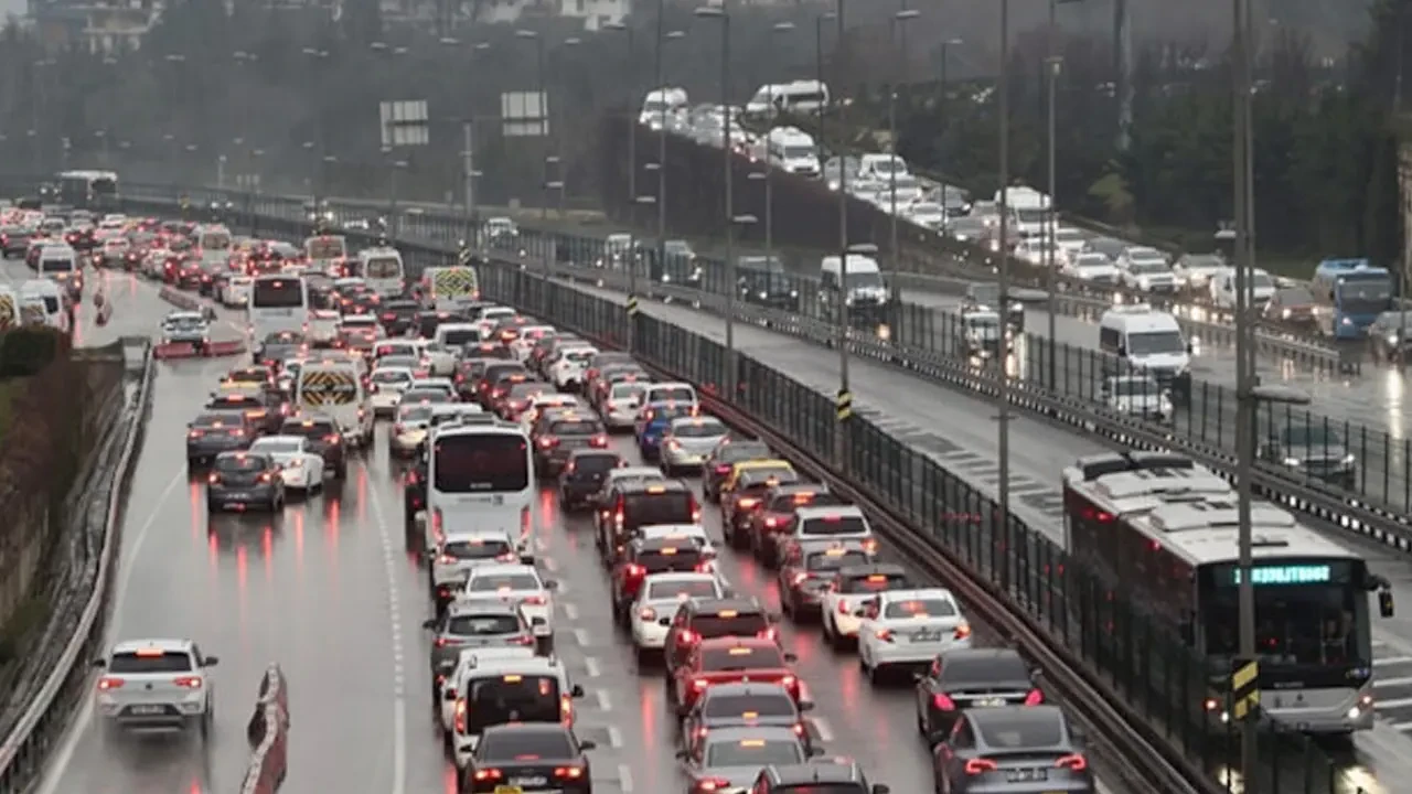 İstanbul’da Sağanak Yağış Trafiği Felç Etti: Yoğunluk Yüzde 74’e Ulaştı