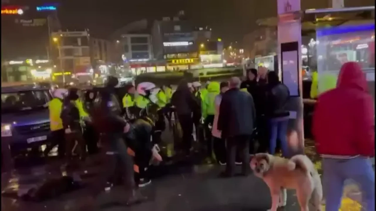 Polis otosuna çarpan sürücünün ailesi polislere saldırdı!