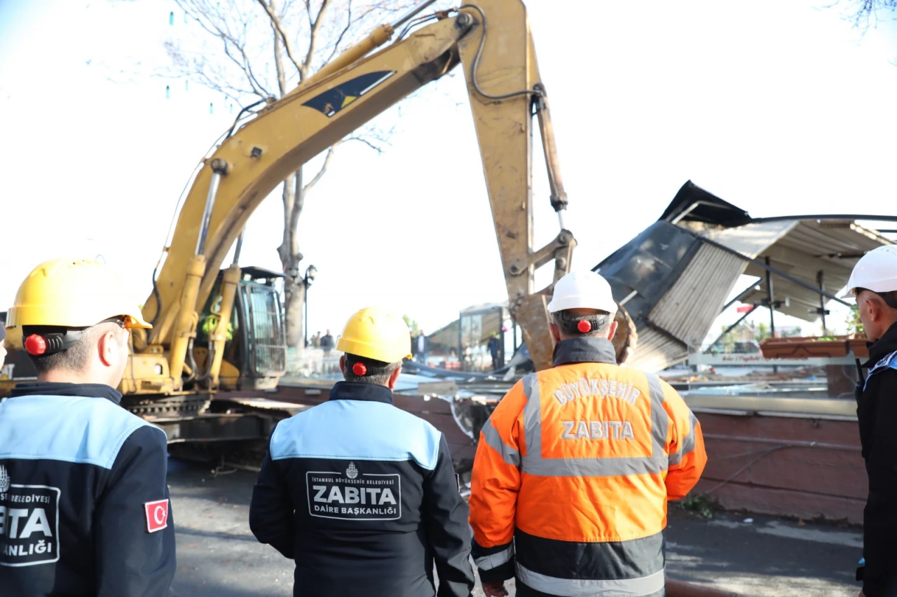 Sirkeci Garı’nın yanındaki kaçak kafe İBB tarafından yıkıldı!