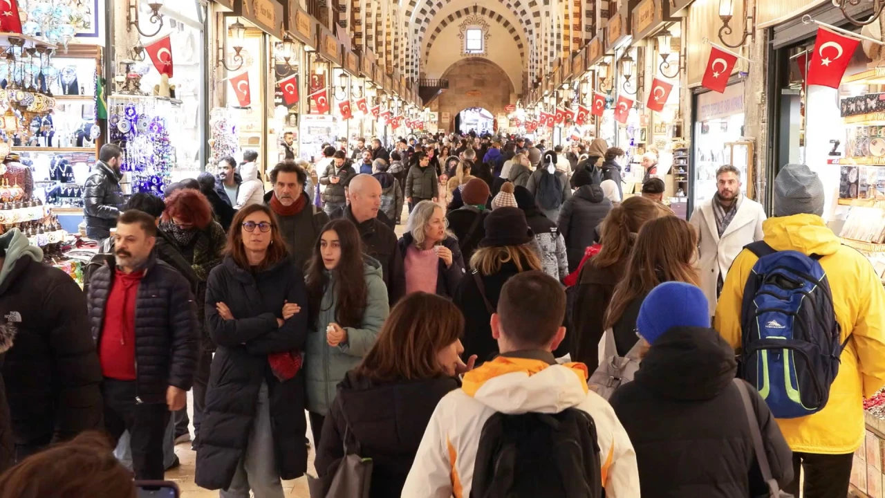 Yeni yıla saatler kala Eminönü'nde alışveriş yoğunluğu