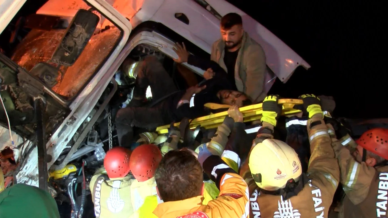 Pendik TEM’de İki TIR Çarpıştı: Şoför Araç İçerisinde Sıkıştı