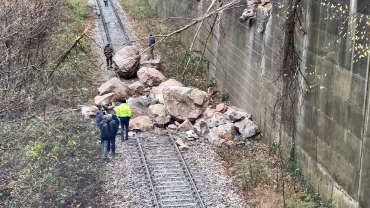 Karabük Yenice'de heyelan! Demir yolu ulaşıma kapandı!