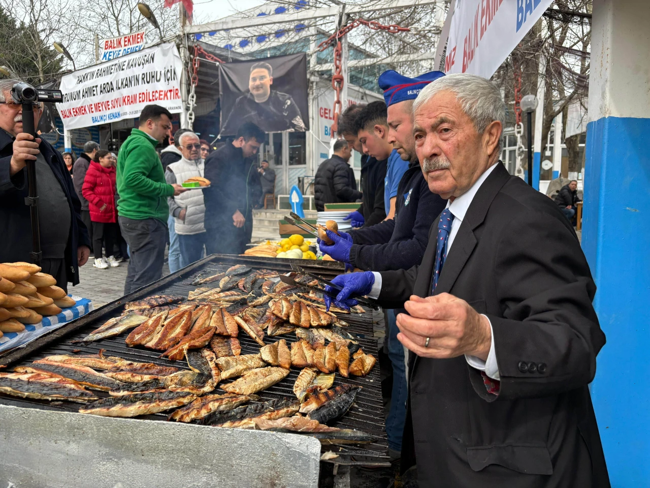 Balıkçı Kenan vefat eden torunu için binlerce balık ekmek dağıttı