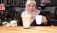 İstanbul'da 70 yaşındaki Barista Teyze gençlerin ilgi odağı oluyor