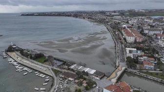 Silivri'de deniz  suyu çekildi!