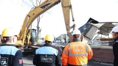 Sirkeci Garı’nın yanındaki kaçak kafe İBB tarafından yıkıldı!