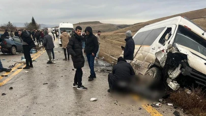 Ankara Sincan’da Servis Aracı ile Otomobil Çarpıştı: 1 Ölü, 10 Yaralı