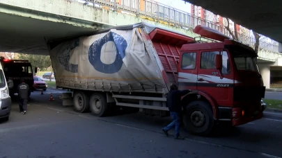 Bakırköy’de Kamyon, Alt Geçide Sıkıştı!