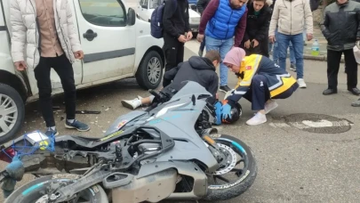 Bursa'da Kavşakta Kaza: Motosikletteki İki Genç Ağır Yaralandı