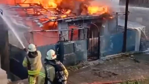 Beyoğlu'nda feci yangın! Baba ve çocukları zor kurtuldu!