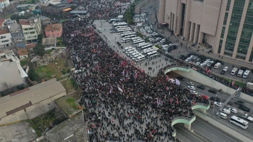 İmamoğlu ifade verirken Çağlayan Adliyesi'nde hak hukuk adalet sloganları atılıyor!