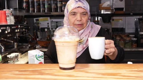 İstanbul'da 70 yaşındaki Barista Teyze gençlerin ilgi odağı oluyor