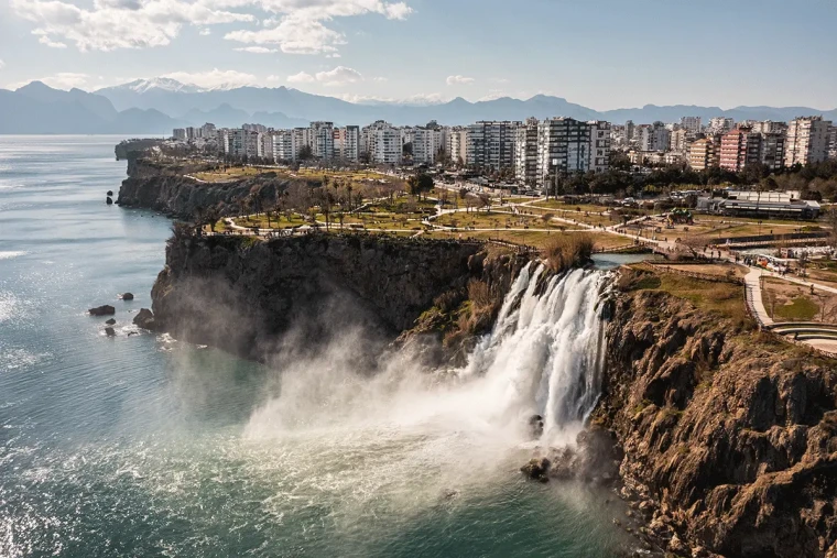 Antalya, "2025 D-8 Turizm Şehri Ödülü"nü Kazanan İlk Şehir Oldu 2