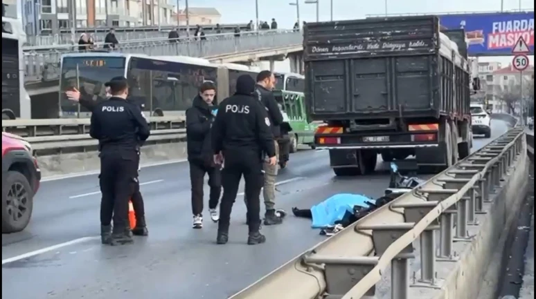 Avcılar’da kamyona çarpan motosikletli hayatını kaybetti