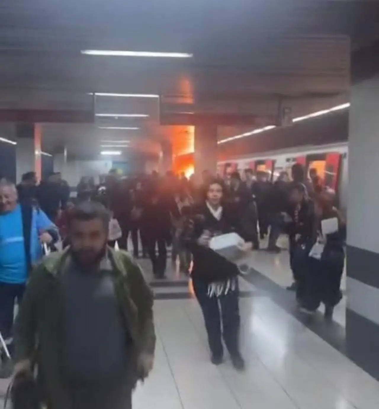 Ankara'nın Yenimahalle ilçesinde bulunan Batıkent metro istasyonunda, ray hattı üzerindeki elektrik kablolarında meydana gelen patlama sonrası yangın çıktı. Yangın kısa sürede söndürüldü. O anlar ise yolcular tarafından görüntülendi.